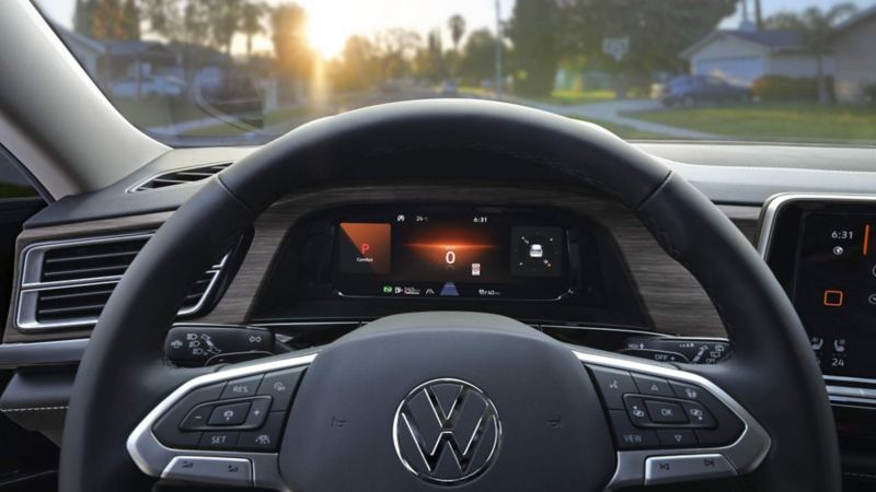 Volante y Digital Cockpit en el interior de un Volkswagen 2024. 
