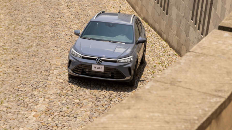 Volkswagen Nivus circula en calle adoquinada dentro de un residencial. 