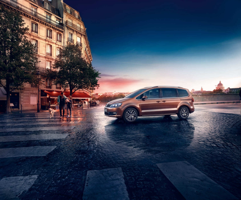 Volkswagen Sharan dans la rue