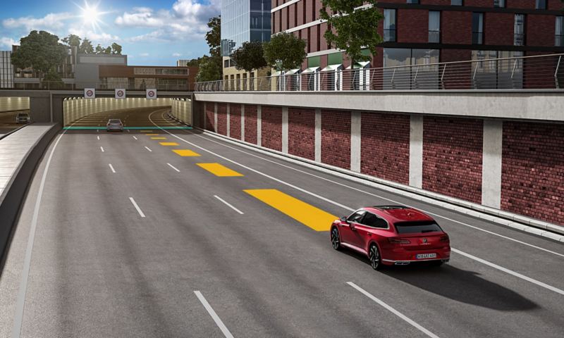 VW Arteon Shooting Brake bewegt sich im Straßenverkehr, dabei wird die automatische Distanzregelung ACC genutzt.