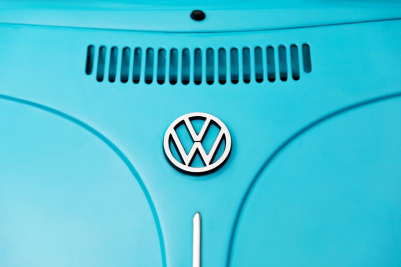 logo de Volkswagen en una t1