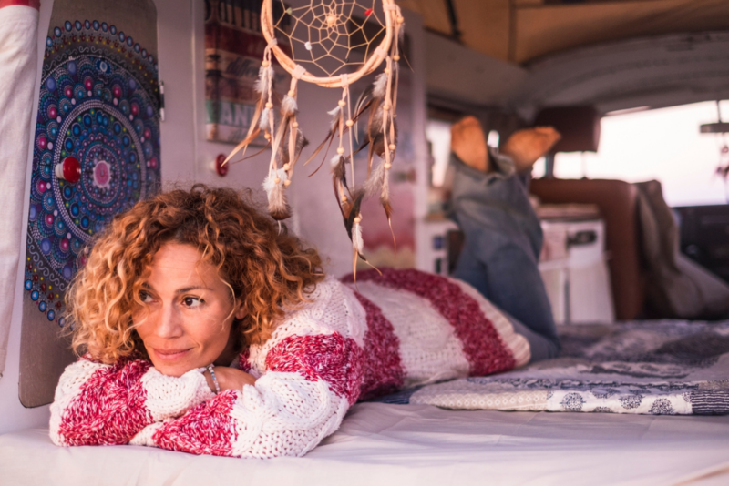 mujer tumbada en un Volkswagen comerciales