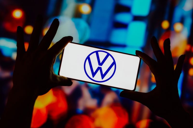 logo de Volkswagen en un móvil