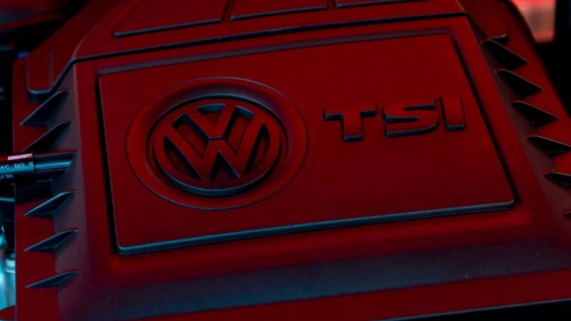 Motor de auto Volkswagen con siglas TSI y logo VW en la cubierta. 
