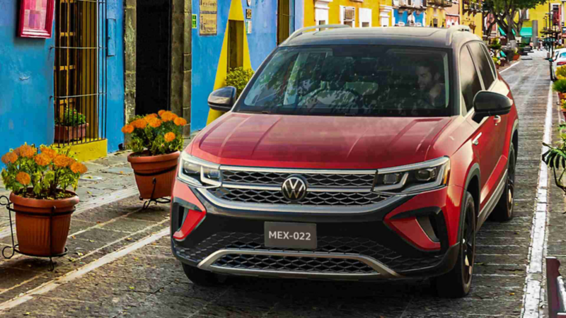 Camioneta Nivus 2023 en color rojo transita en calles del centro histórico de Puebla. 