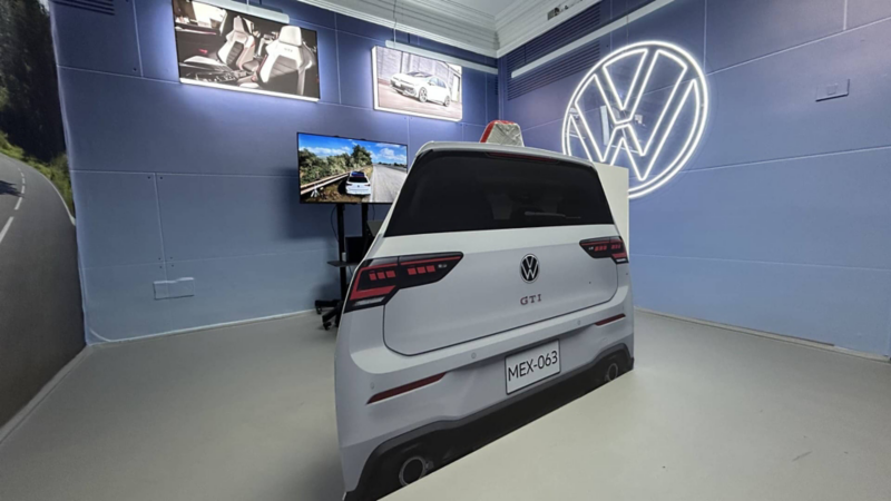 Simulador de manejo de GTI 2025 en la experiencia Volkyverso en CDMX. 