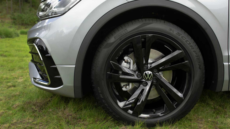 Rin de Volkswagen Tiguan 2023, con logo VW al centro.