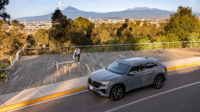 Hombre hace calentamientos previos al ejercicio cerca de una camioneta Cross Sport VW.