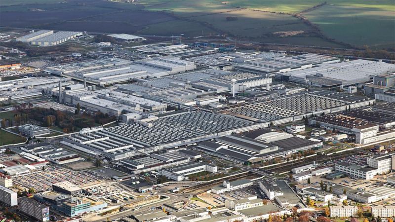 Blick von oben auf das Volkswagen Werk in Tschechien