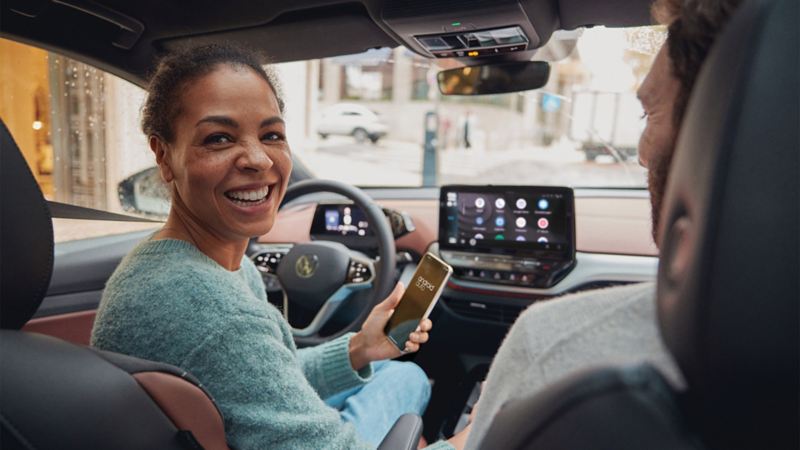 Download App-Connect and use the smartphone connections Apple CarPlay and Android Auto wirelessly.