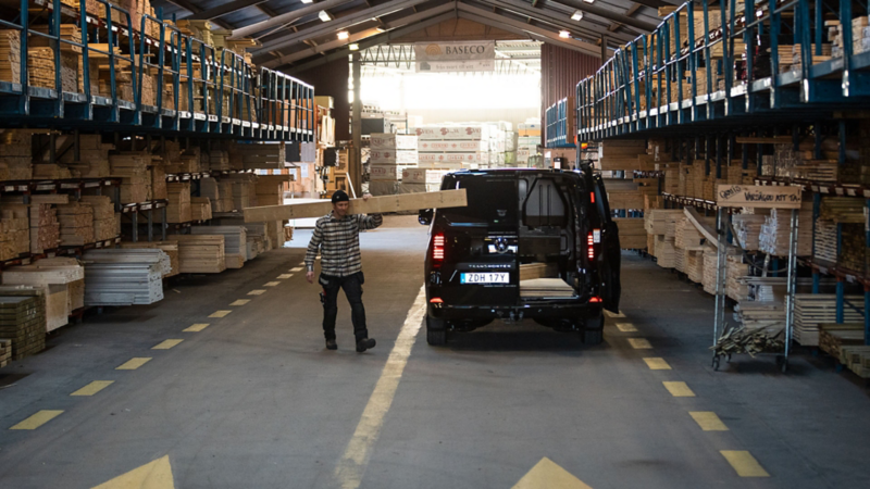 Snickaren Emil Ekelund lastar träreglar i en VW Transporter skåp