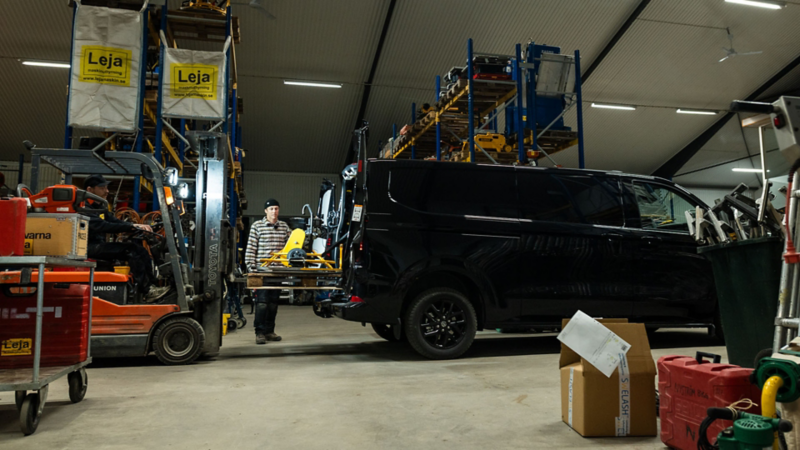 Gaffeltruck lastar in gods i nya VW Transporter skåpbil