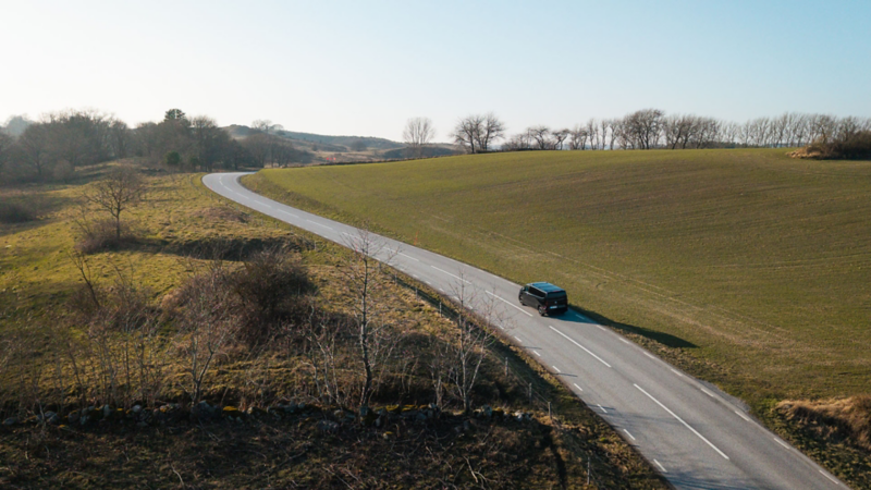 VW Transporter kör på en landsväg i Skåne