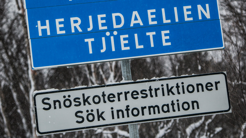 Vägskylt som informerar om snöskoterrestriktioner i Härjedalen