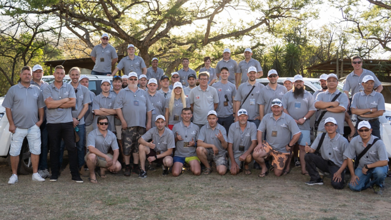 På et gruppefoto ses deltagerne i den international Spirit of Amarok 2018.