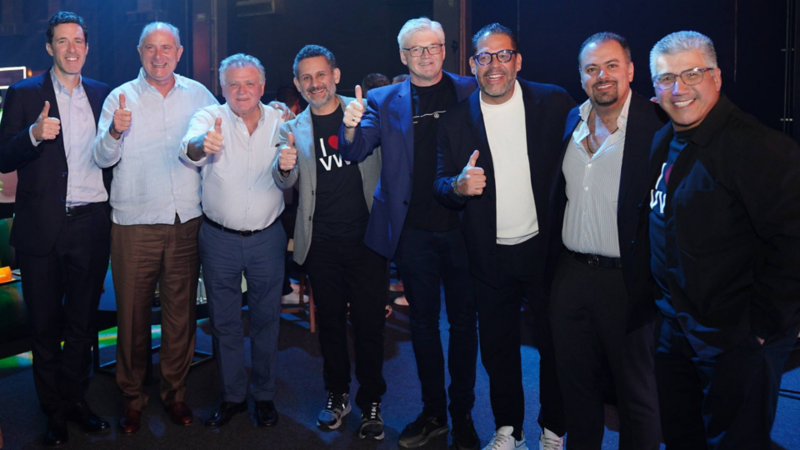 Asistentes y directivos de Volkswagen México en evento de lanzamiento de Nuevo Tiguan 2025. 