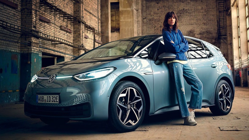 Cofre de auto eléctrico ID.3 de Volkswagen en tono azul, equipado con AVAS