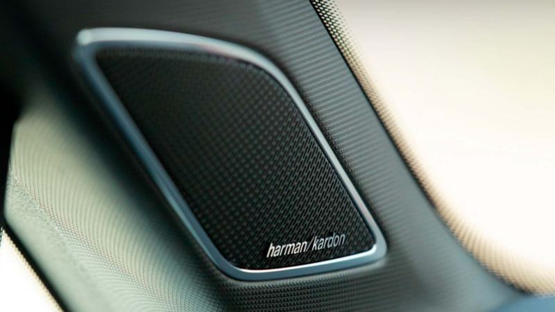 Bocina en el interior de Golf GTI 2024 con sistema de sonido Harman Kardon.