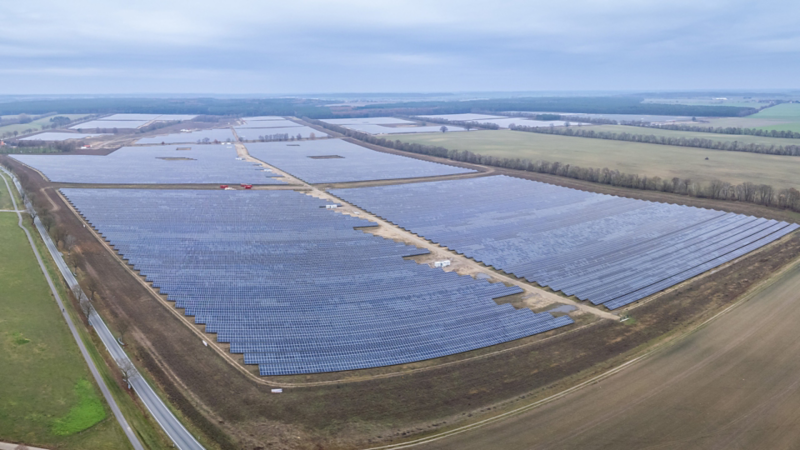Riesige Solaranlage auf einem Feld