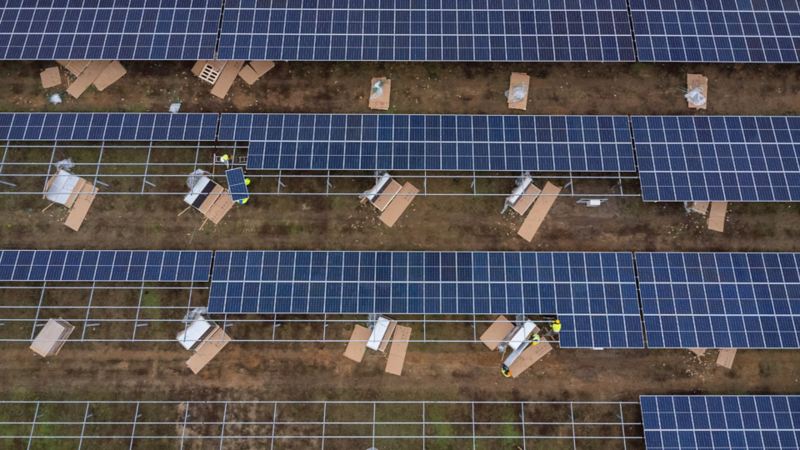 In un campo sono stati installati numerosi pannelli solari.