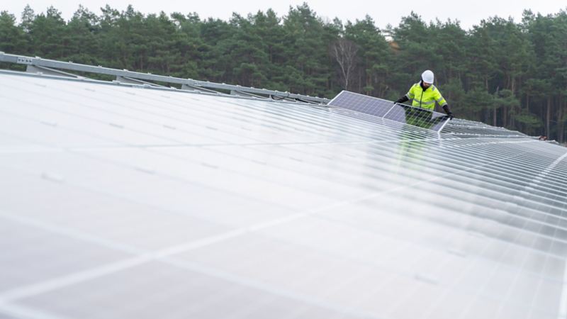 Il responsabile del progetto Thomas Heinz installa i pannelli solari.