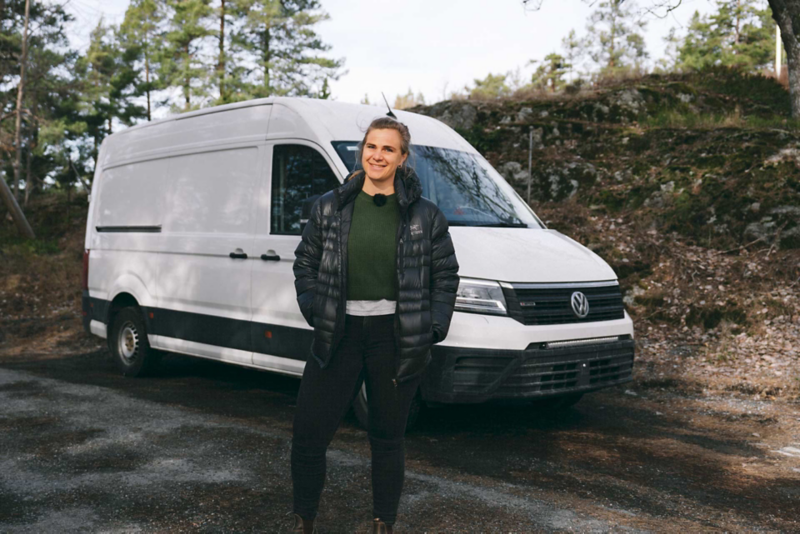 Sophie framför sin ombyggda VW Crafter.