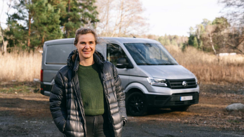 Sophie framför en VW Crafter Compact Edition.