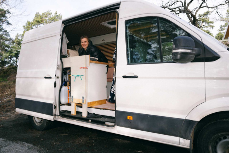 Sophie i köket i sin ombyggda VW Crafter.