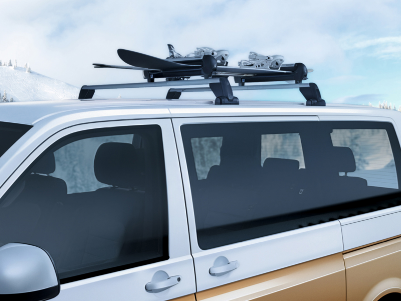 Portaesquís sobre una furgo de Volkswagen en un paisaje nevado