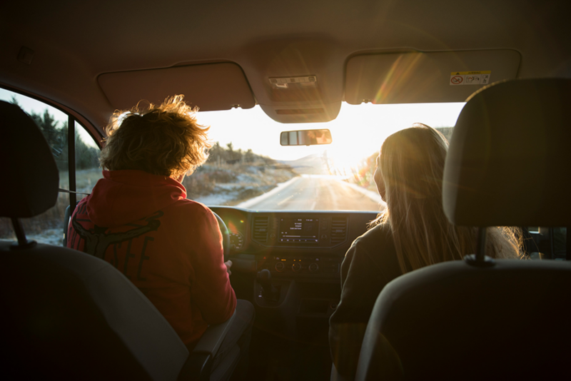Un hombre y una mujer en el interior de un vehículo VW.