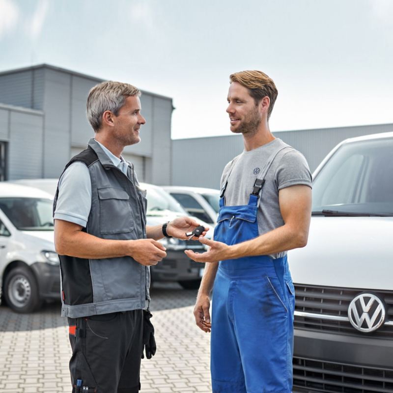 Due addetti ai lavori presso un service partner Volkswagen