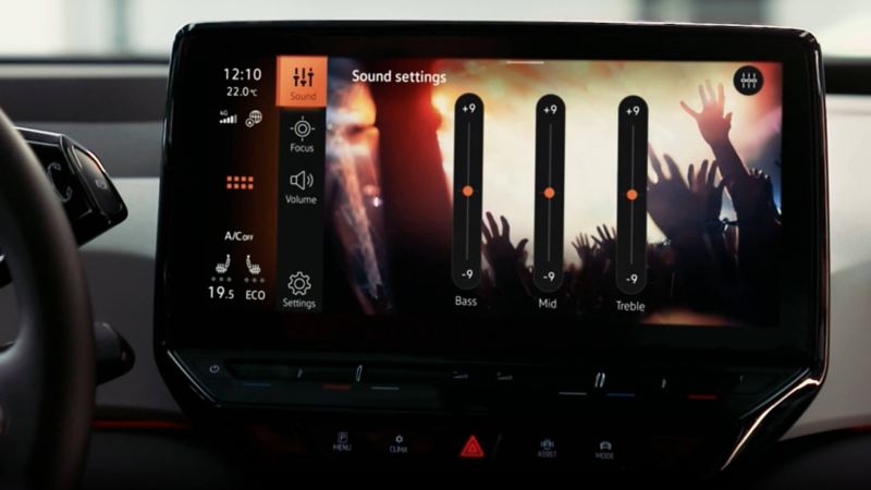 close up of an infotainment screen in a Volkswagen showing how the sound system works