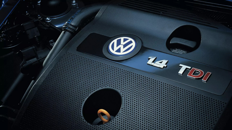 zbliżenie na pokrywę silnika 1.4 TDI