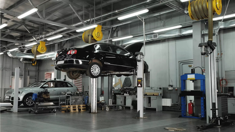 samochód na podnośniku wewnątrz warsztatu volkswagena