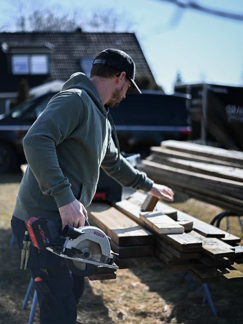 Victor Grankvist snickrar med en Bosch cirkelsåg