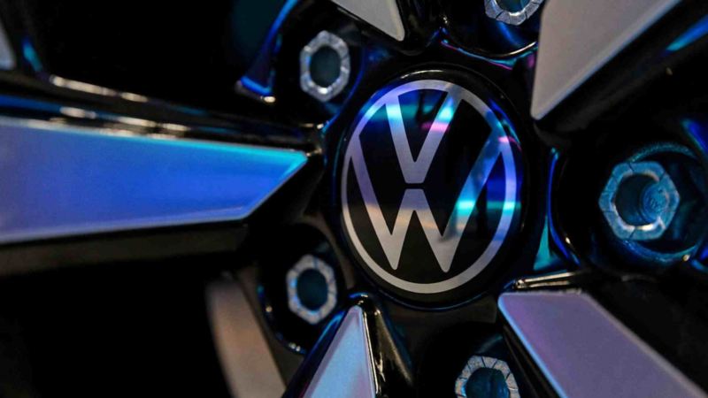 Logo de Volkswagen al centro de rin de camioneta 2024 de Volkswagen.