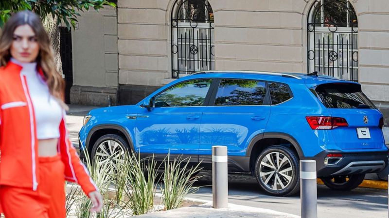 Imagen de Taos Volkswagen en color azul siendo conducida en la calle.