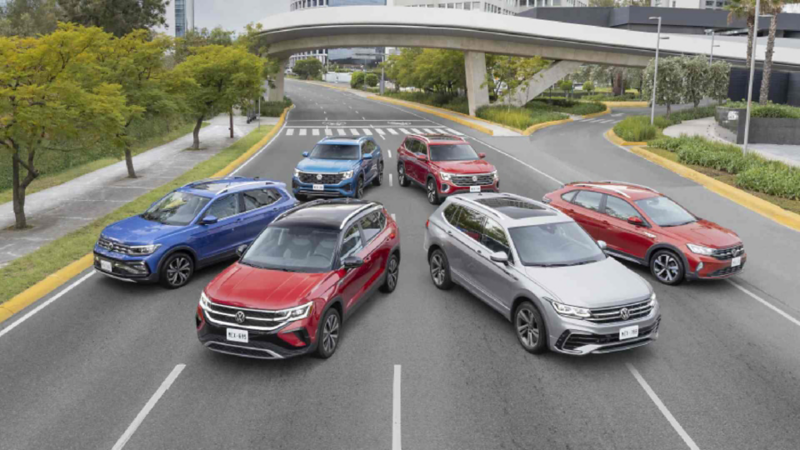 Autos y camionetas SUVs del año con motor turbo TSI en una avenida de una ciudad. 