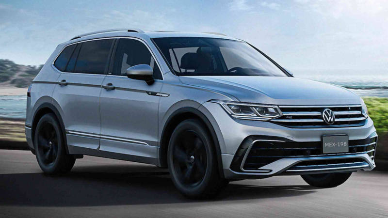 Camioneta familiar Tiguan 2023 R-Line en una carretera costera. 