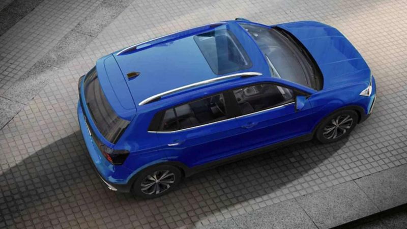 Nuevo Taigun 2023 en color azul que circula por una calle. 
