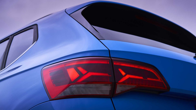 Taos 2022. Faros traseros de la camioneta SUV Volkswagen.