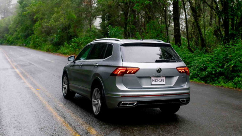 Tiguan 2024. Vista trasera de SUV con luces LED, logo VW y placa de camioneta. 