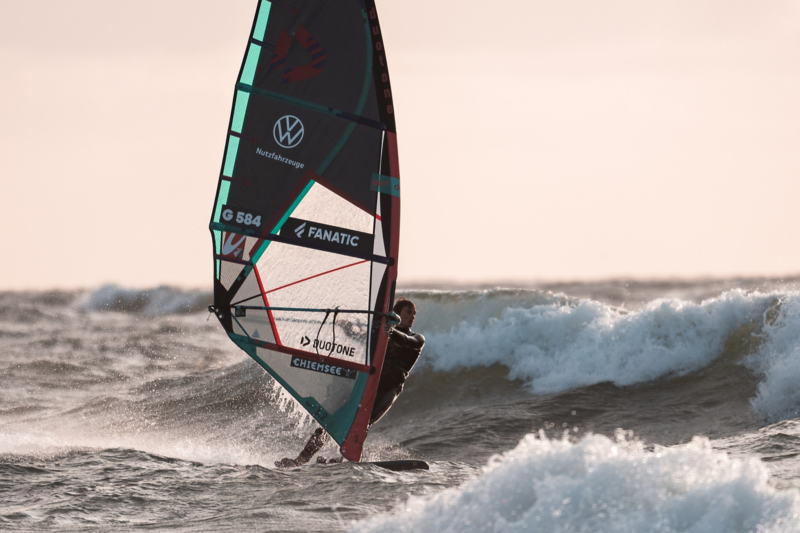 Action auf dem Wasser: Niclas Nebelung surft auf seinem Windsurfboard durch stürmische Wellen.