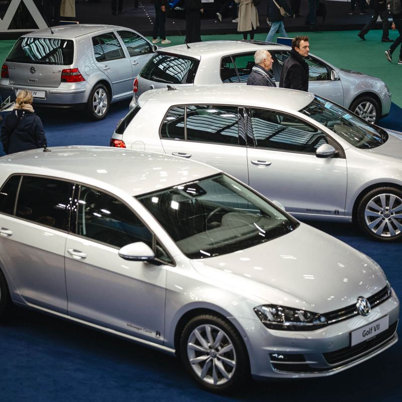 Les différentes générations de Golf présentes sur le stand Volkswagen lors du salon Rétromobile 2024.