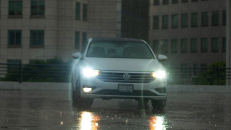 Conductor de Nuevo T-Cross Volkswagen siguiendo los mejores consejos para conducir sobre pavimento mojado