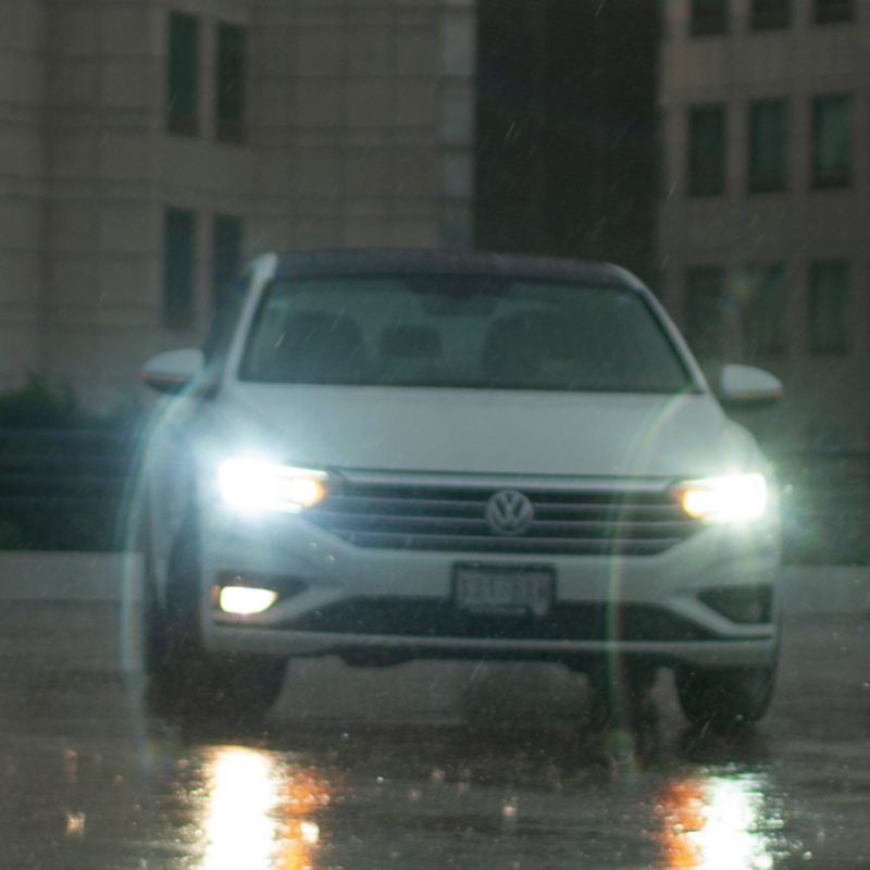 Conductor de Nuevo T-Cross Volkswagen siguiendo los mejores consejos para conducir sobre pavimento mojado