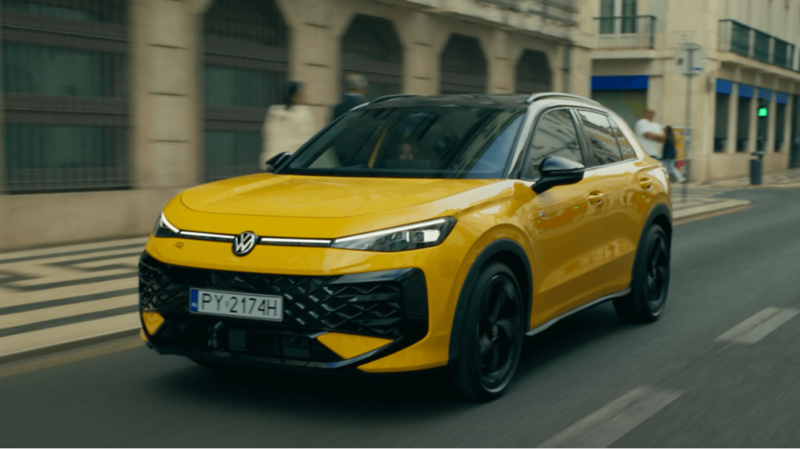 Kobieta wsiadająca do niebieskiego VW T-Cross
