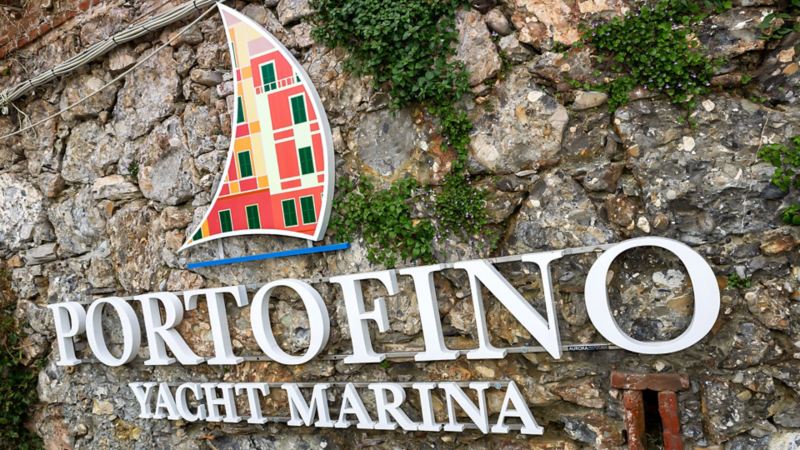 Schild mit Beschriftung «Portofino - Yacht Marina»