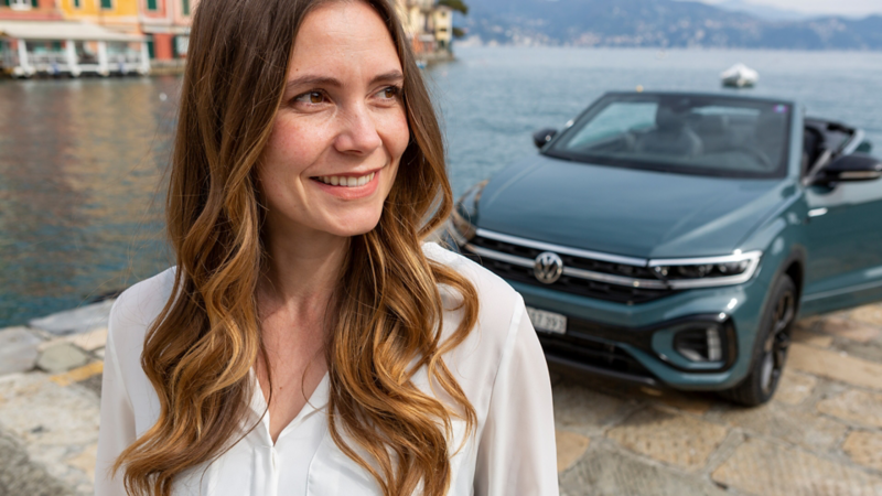 Primo piano di Carla Welti con la T-Roc Cabriolet sullo sfondo