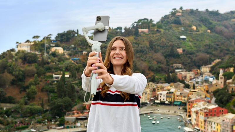Carla Welti si gode la vista di Portofino dal Castello Brown